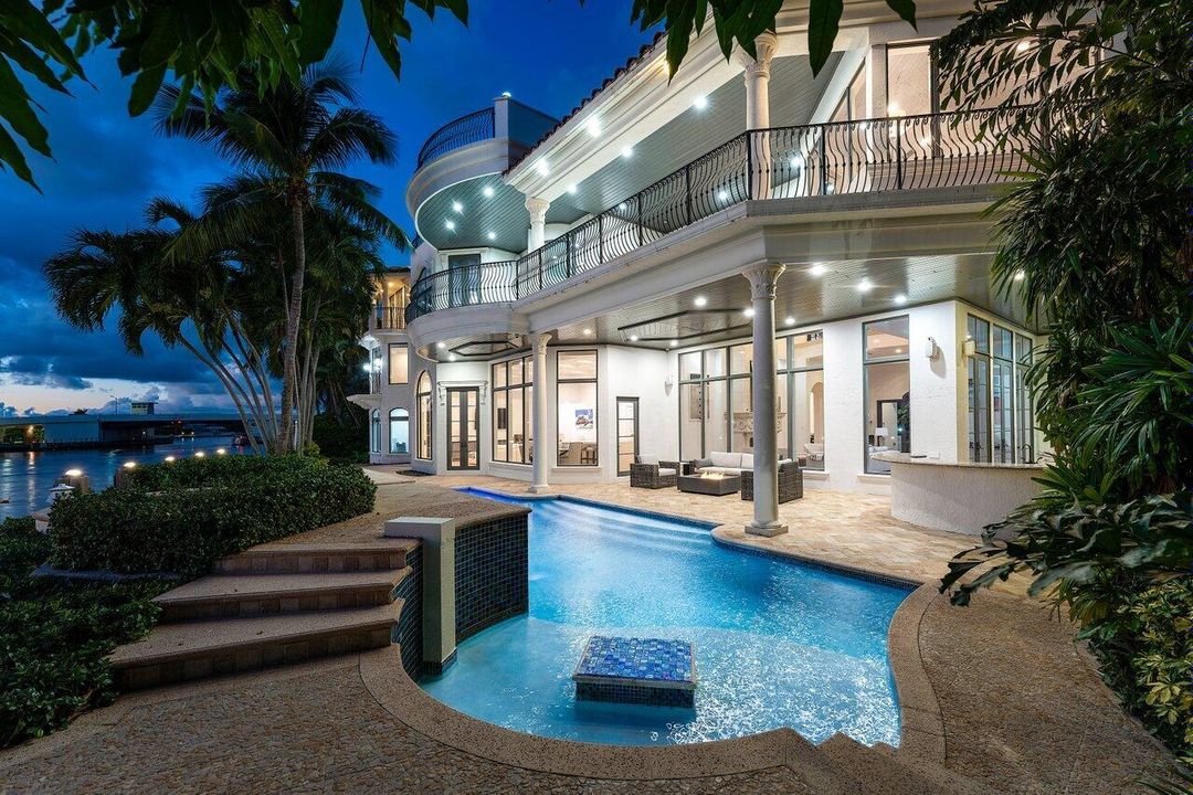 Vendido Recientemente: $13,800,000 (6 camas, 7 baños, 9296 Pies cuadrados)