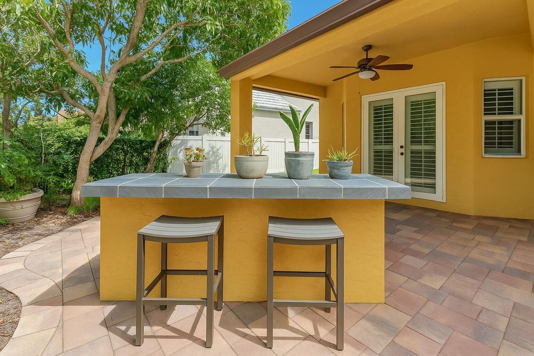 Под контрактом: $895,000 (4 спален, 3 ванн, 2731 Квадратных фут)