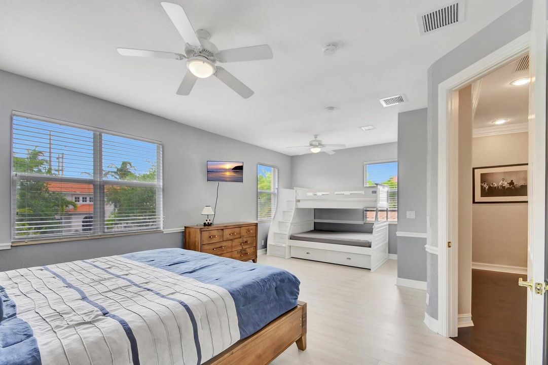 Под контрактом: $1,095,000 (6 спален, 4 ванн, 4147 Квадратных фут)