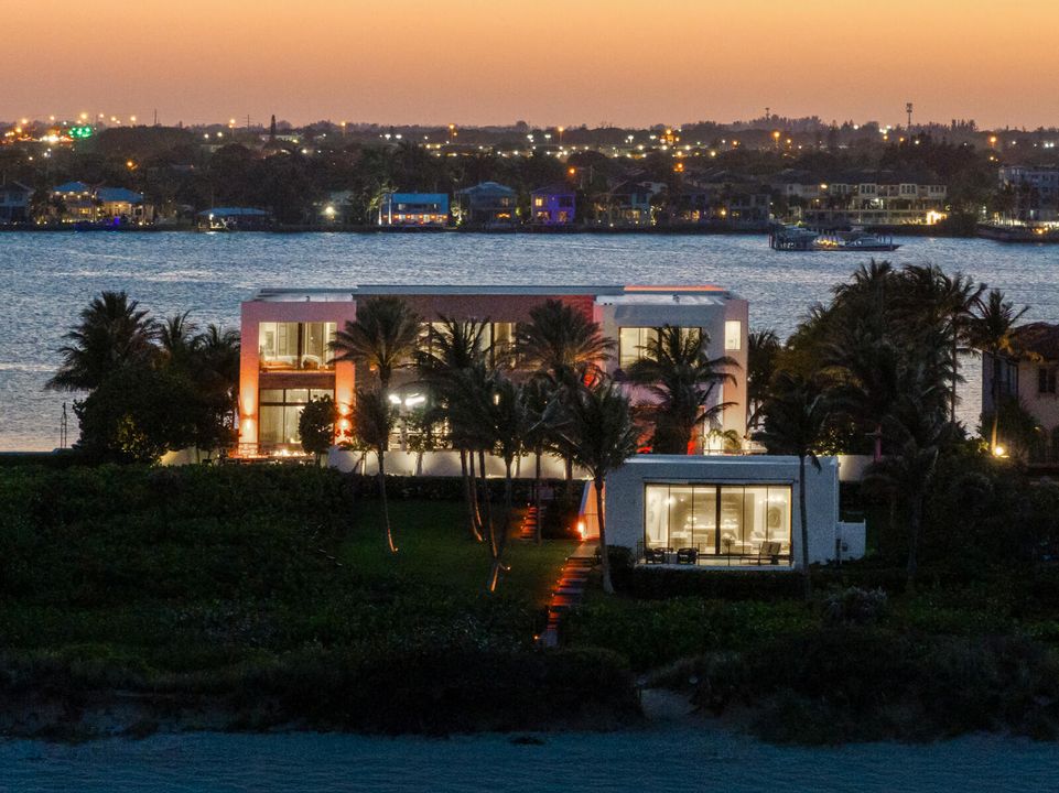 合同活跃: $84,888,000 (6 贝兹, 9 浴室, 16582 平方英尺)