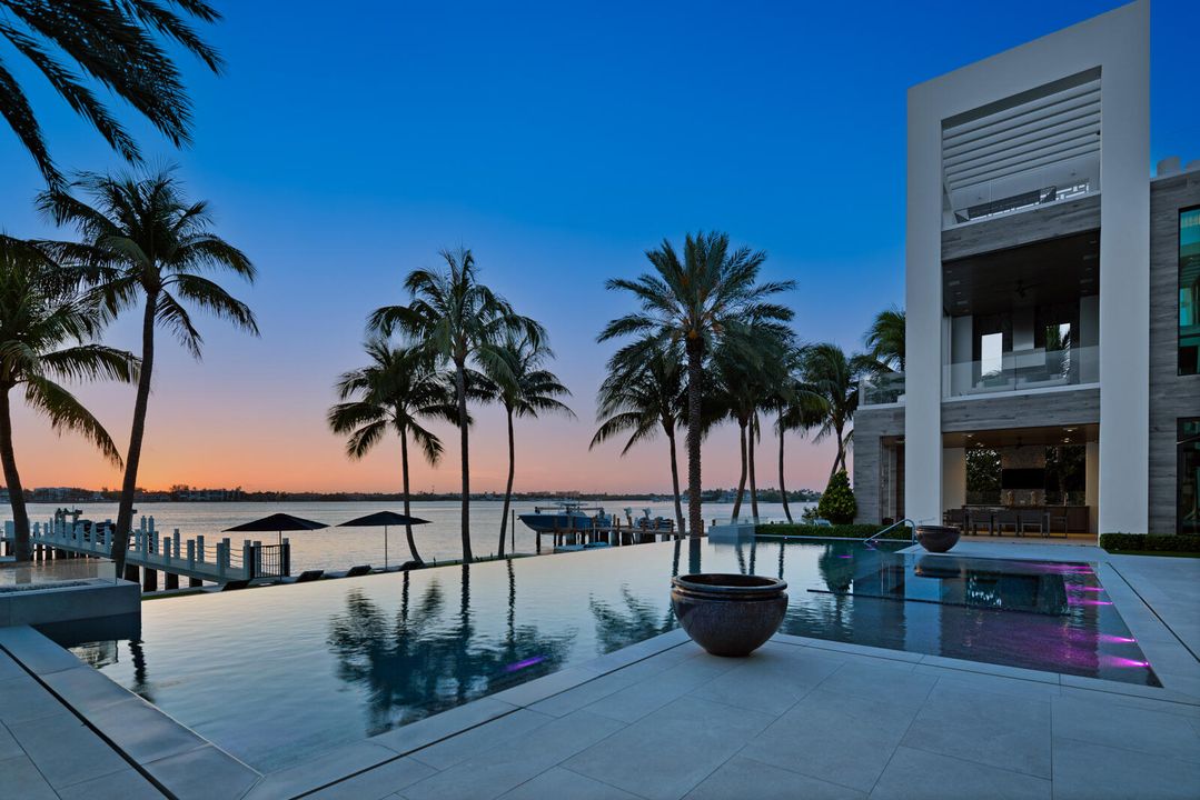 合同活跃: $84,888,000 (6 贝兹, 9 浴室, 16582 平方英尺)