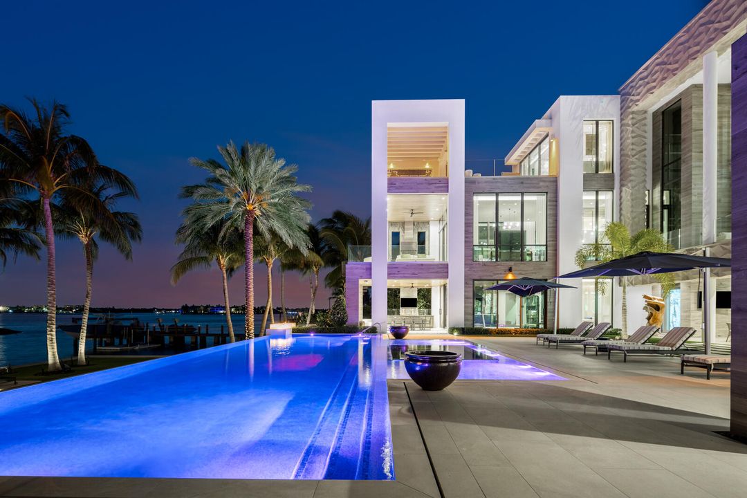 合同活跃: $84,888,000 (6 贝兹, 9 浴室, 16582 平方英尺)