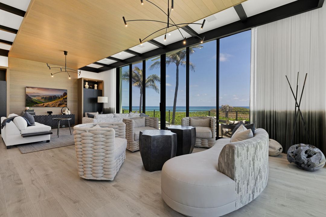 合同活跃: $84,888,000 (6 贝兹, 9 浴室, 16582 平方英尺)