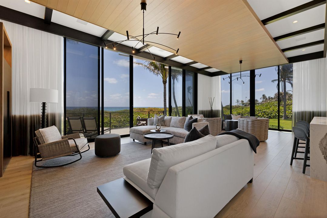 合同活跃: $84,888,000 (6 贝兹, 9 浴室, 16582 平方英尺)