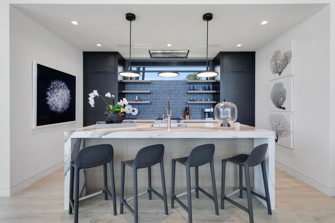 合同活跃: $84,888,000 (6 贝兹, 9 浴室, 16582 平方英尺)