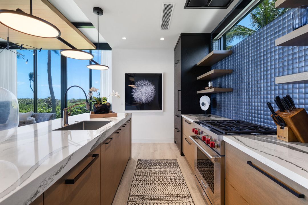 合同活跃: $84,888,000 (6 贝兹, 9 浴室, 16582 平方英尺)