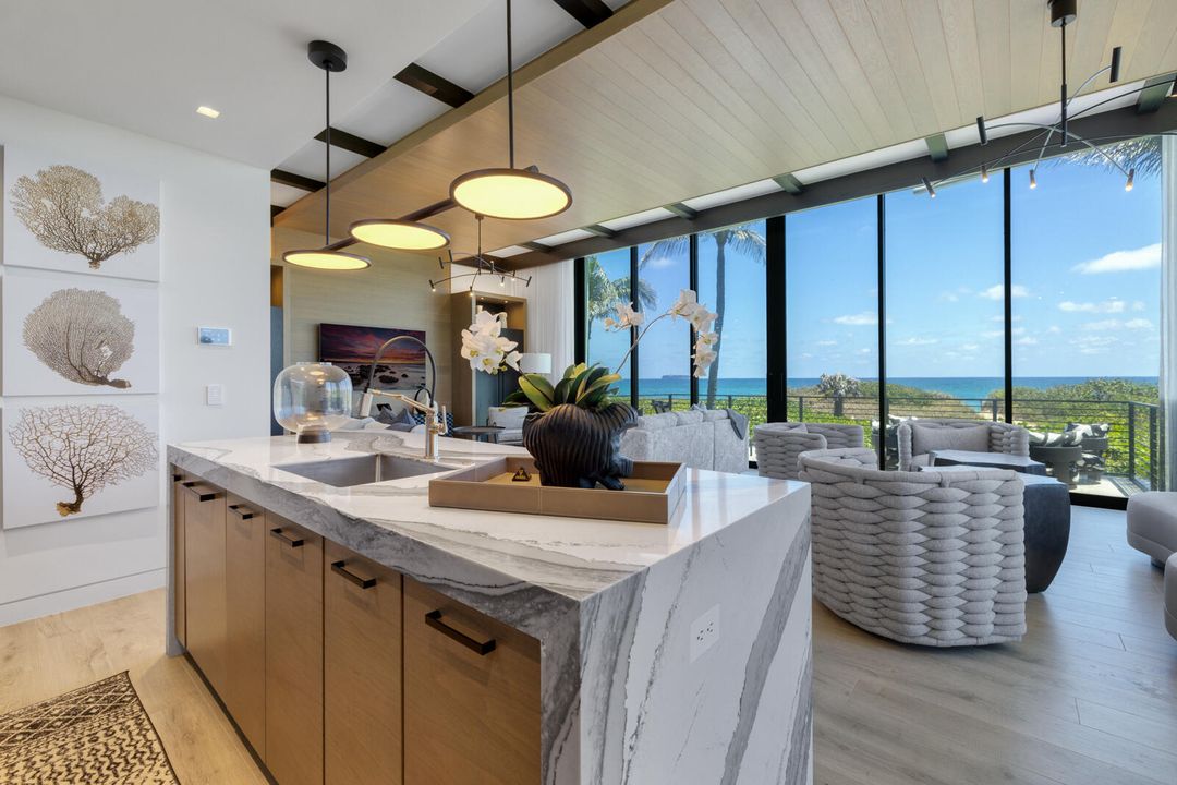 合同活跃: $84,888,000 (6 贝兹, 9 浴室, 16582 平方英尺)