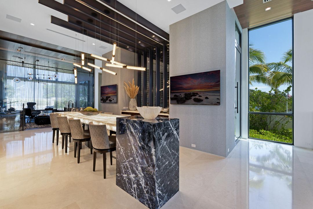 合同活跃: $84,888,000 (6 贝兹, 9 浴室, 16582 平方英尺)