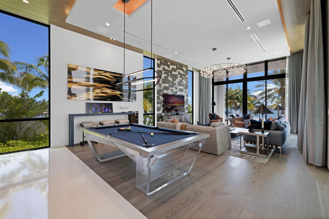 合同活跃: $84,888,000 (6 贝兹, 9 浴室, 16582 平方英尺)