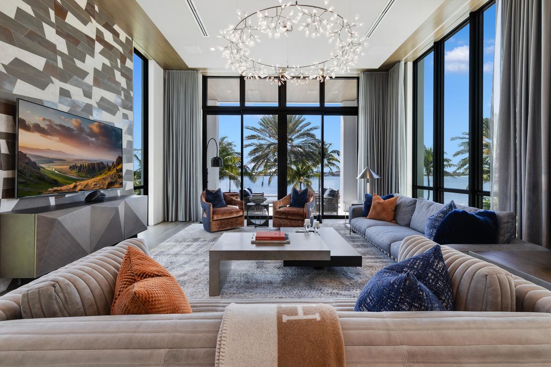 合同活跃: $84,888,000 (6 贝兹, 9 浴室, 16582 平方英尺)