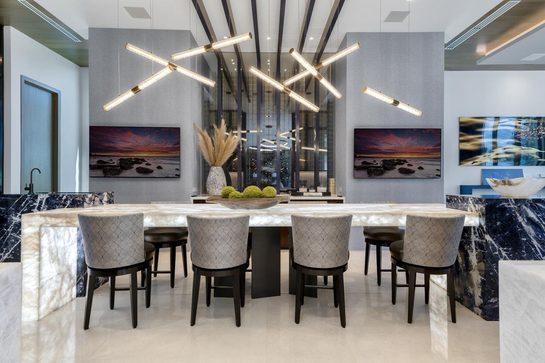 合同活跃: $84,888,000 (6 贝兹, 9 浴室, 16582 平方英尺)