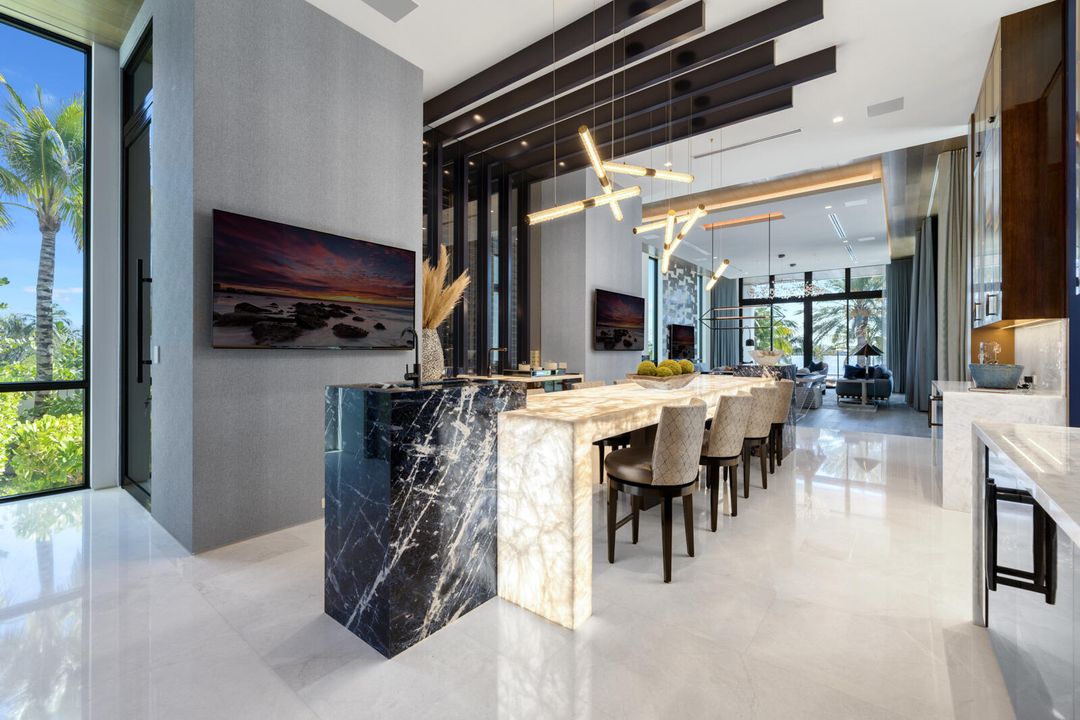 合同活跃: $84,888,000 (6 贝兹, 9 浴室, 16582 平方英尺)