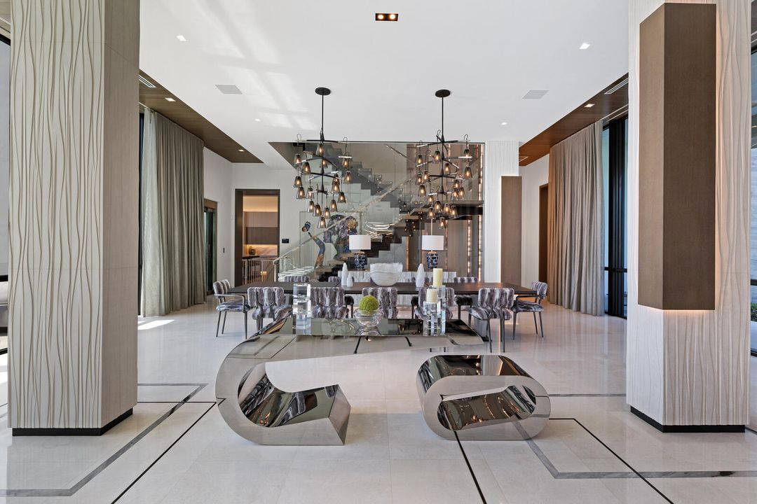 合同活跃: $84,888,000 (6 贝兹, 9 浴室, 16582 平方英尺)