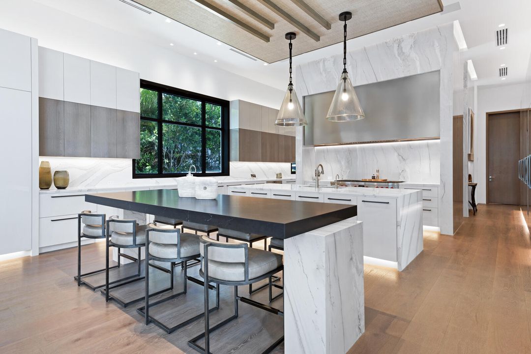 合同活跃: $84,888,000 (6 贝兹, 9 浴室, 16582 平方英尺)