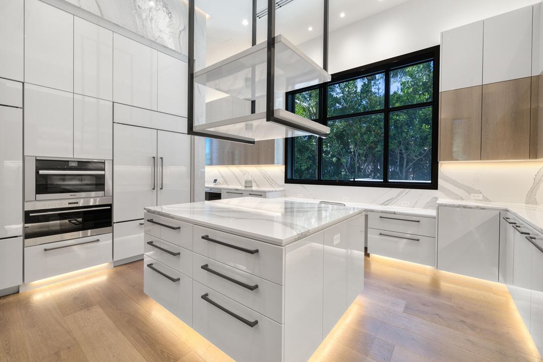 合同活跃: $84,888,000 (6 贝兹, 9 浴室, 16582 平方英尺)