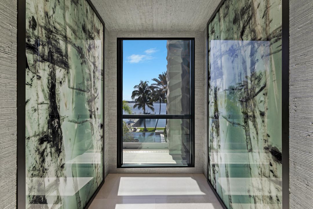 合同活跃: $84,888,000 (6 贝兹, 9 浴室, 16582 平方英尺)