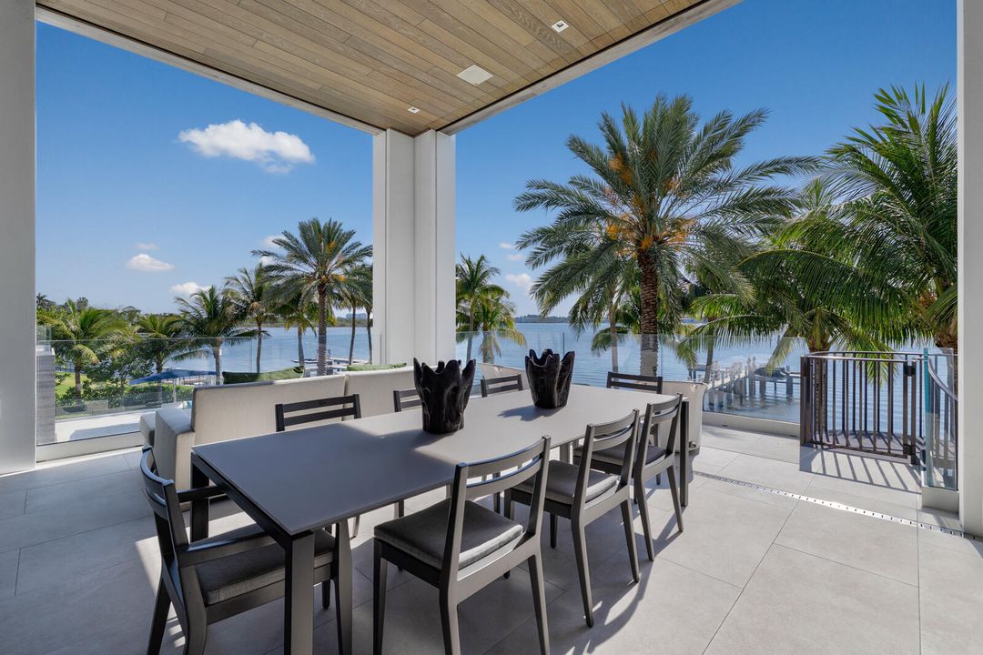 合同活跃: $84,888,000 (6 贝兹, 9 浴室, 16582 平方英尺)