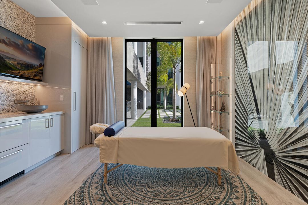 合同活跃: $84,888,000 (6 贝兹, 9 浴室, 16582 平方英尺)