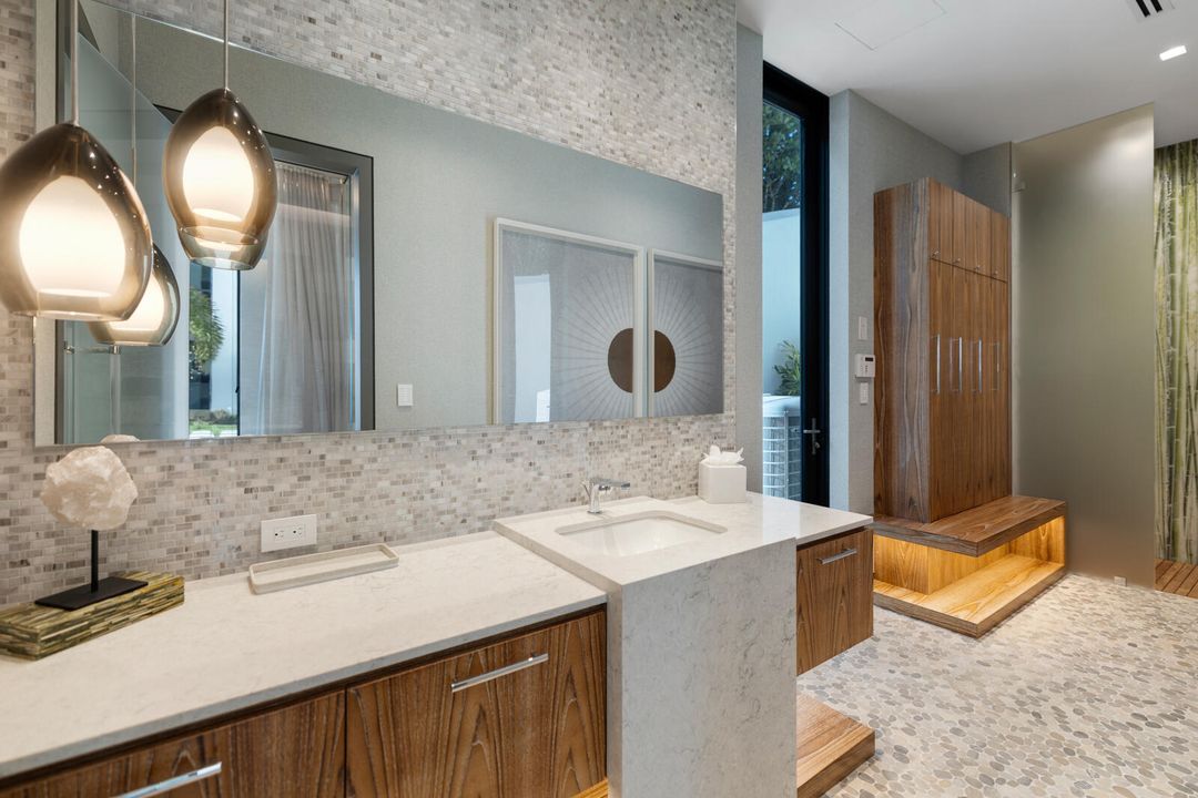 合同活跃: $84,888,000 (6 贝兹, 9 浴室, 16582 平方英尺)