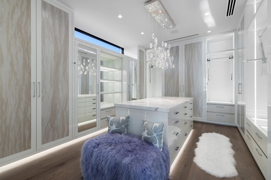 合同活跃: $84,888,000 (6 贝兹, 9 浴室, 16582 平方英尺)