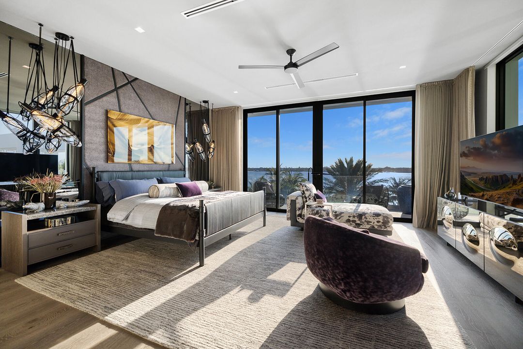 合同活跃: $84,888,000 (6 贝兹, 9 浴室, 16582 平方英尺)