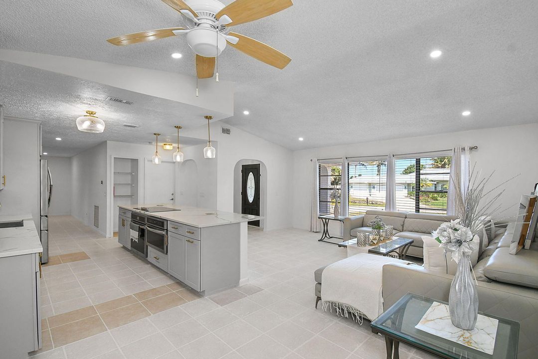 Под контрактом: $385,000 (3 спален, 2 ванн, 1819 Квадратных фут)