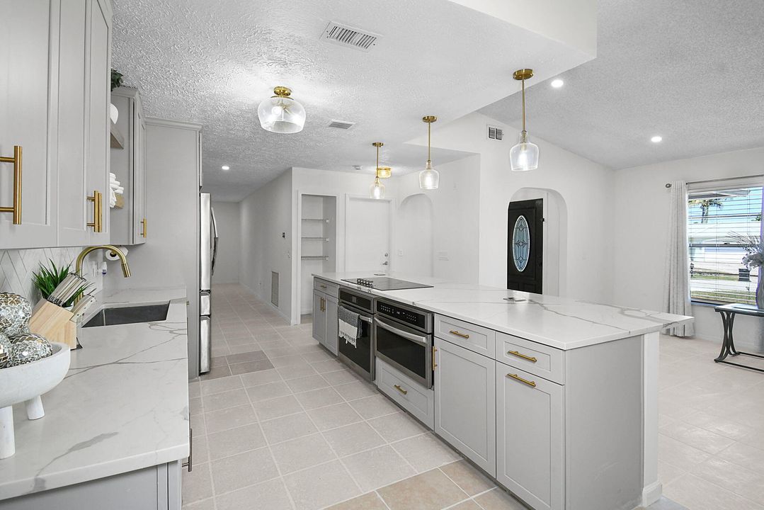 Под контрактом: $385,000 (3 спален, 2 ванн, 1819 Квадратных фут)