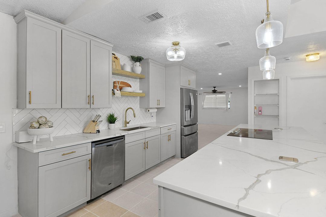 Под контрактом: $385,000 (3 спален, 2 ванн, 1819 Квадратных фут)