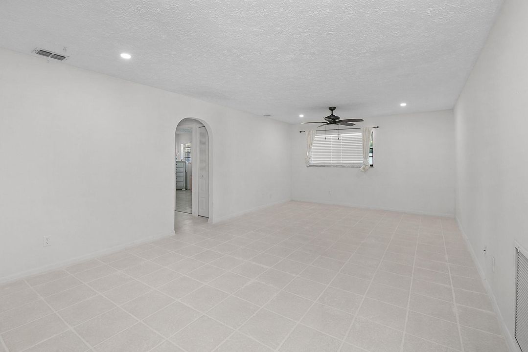 Под контрактом: $385,000 (3 спален, 2 ванн, 1819 Квадратных фут)