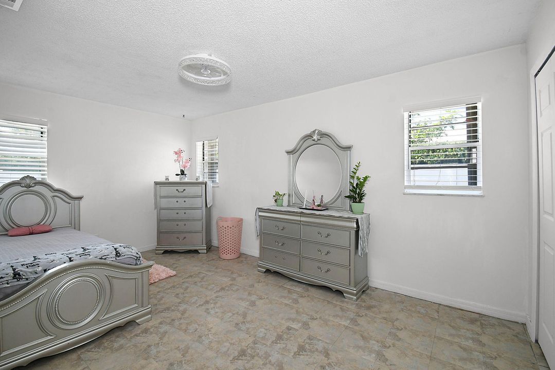 Под контрактом: $385,000 (3 спален, 2 ванн, 1819 Квадратных фут)