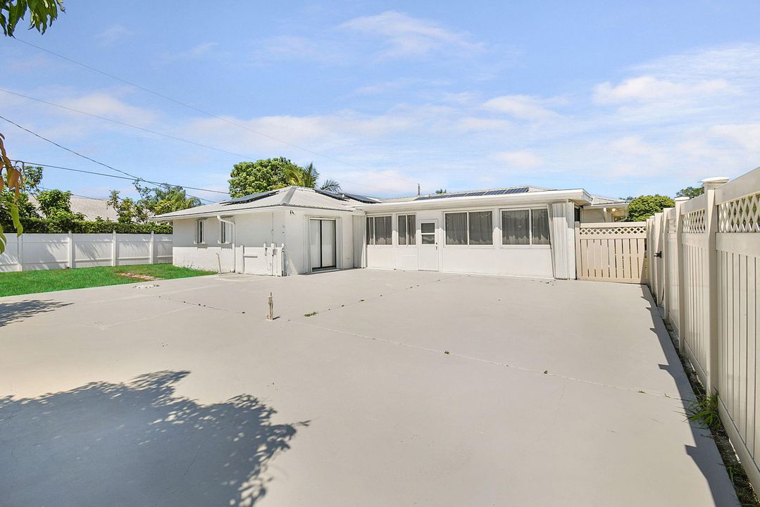 Под контрактом: $385,000 (3 спален, 2 ванн, 1819 Квадратных фут)