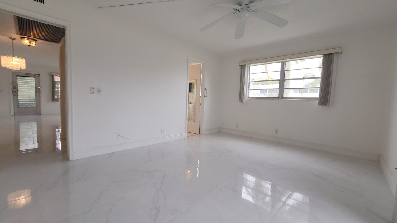 待售: $79,900 (1 贝兹, 1 浴室, 702 平方英尺)