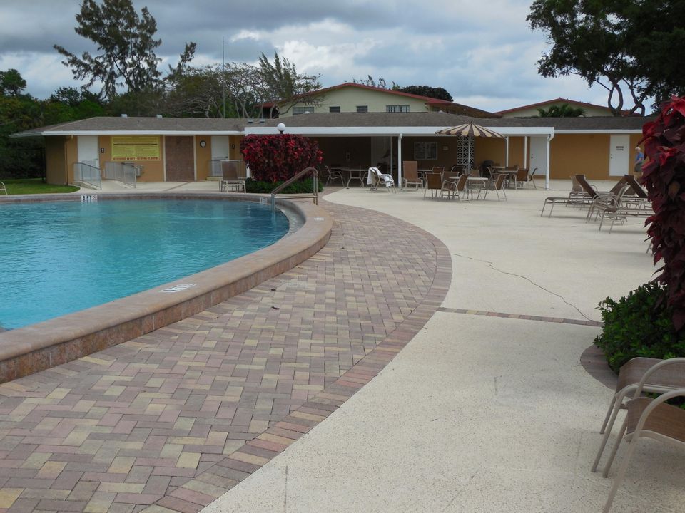 待售: $79,900 (1 贝兹, 1 浴室, 702 平方英尺)