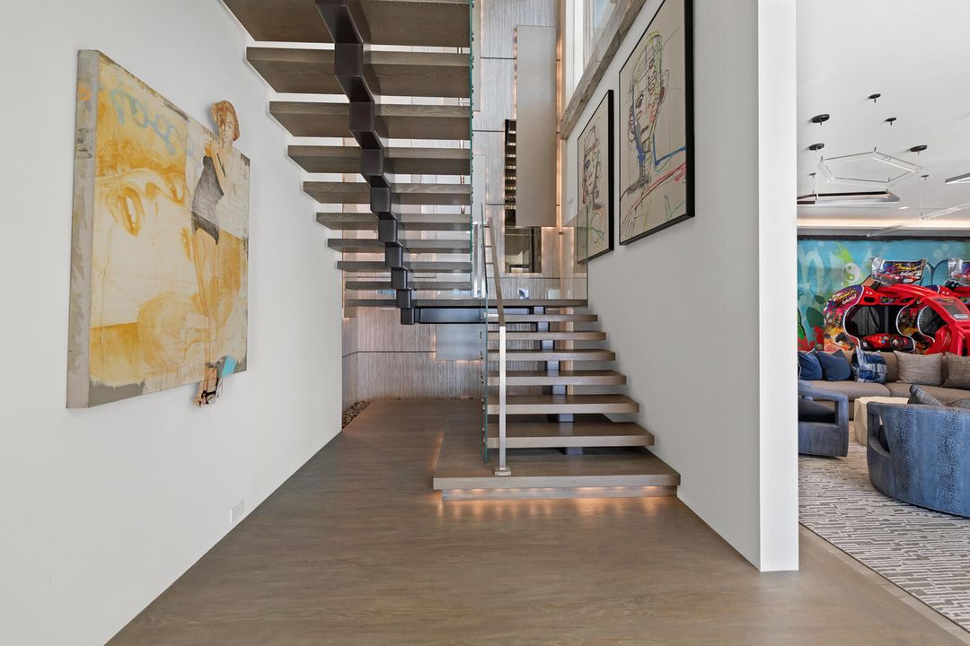 合同活跃: $84,888,000 (6 贝兹, 9 浴室, 16582 平方英尺)