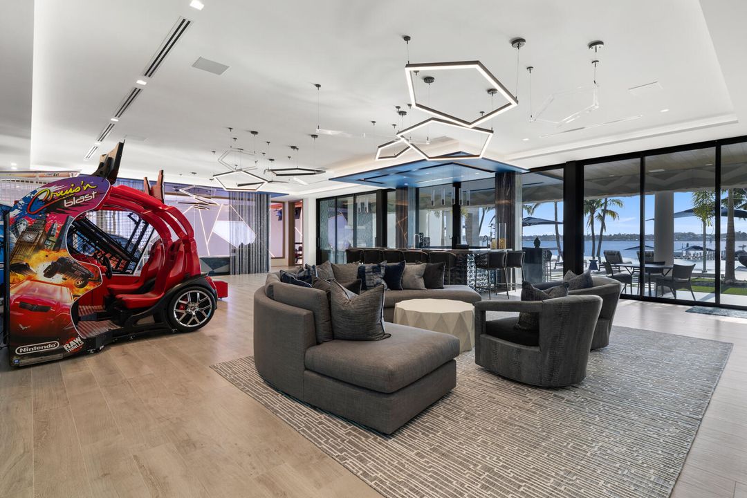 合同活跃: $84,888,000 (6 贝兹, 9 浴室, 16582 平方英尺)