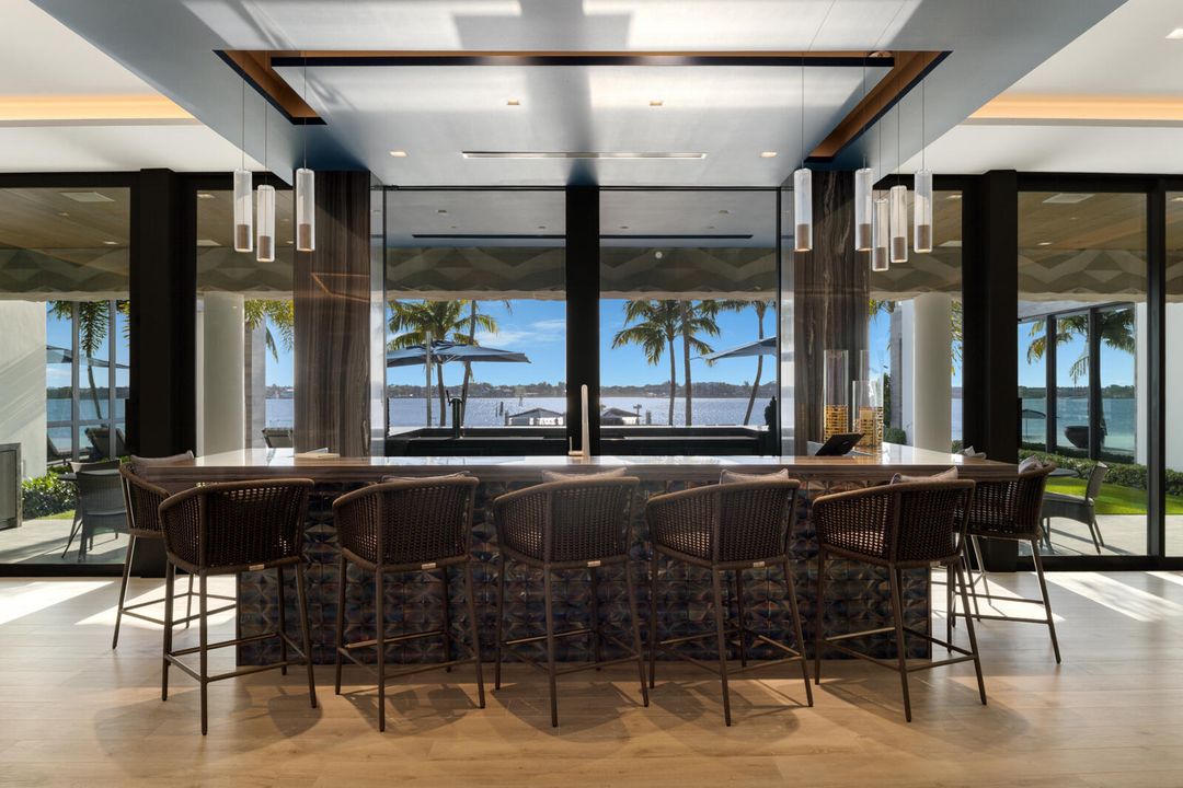 合同活跃: $84,888,000 (6 贝兹, 9 浴室, 16582 平方英尺)