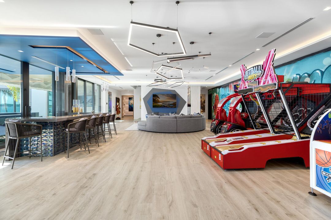 合同活跃: $84,888,000 (6 贝兹, 9 浴室, 16582 平方英尺)