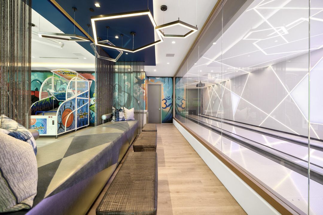 合同活跃: $84,888,000 (6 贝兹, 9 浴室, 16582 平方英尺)