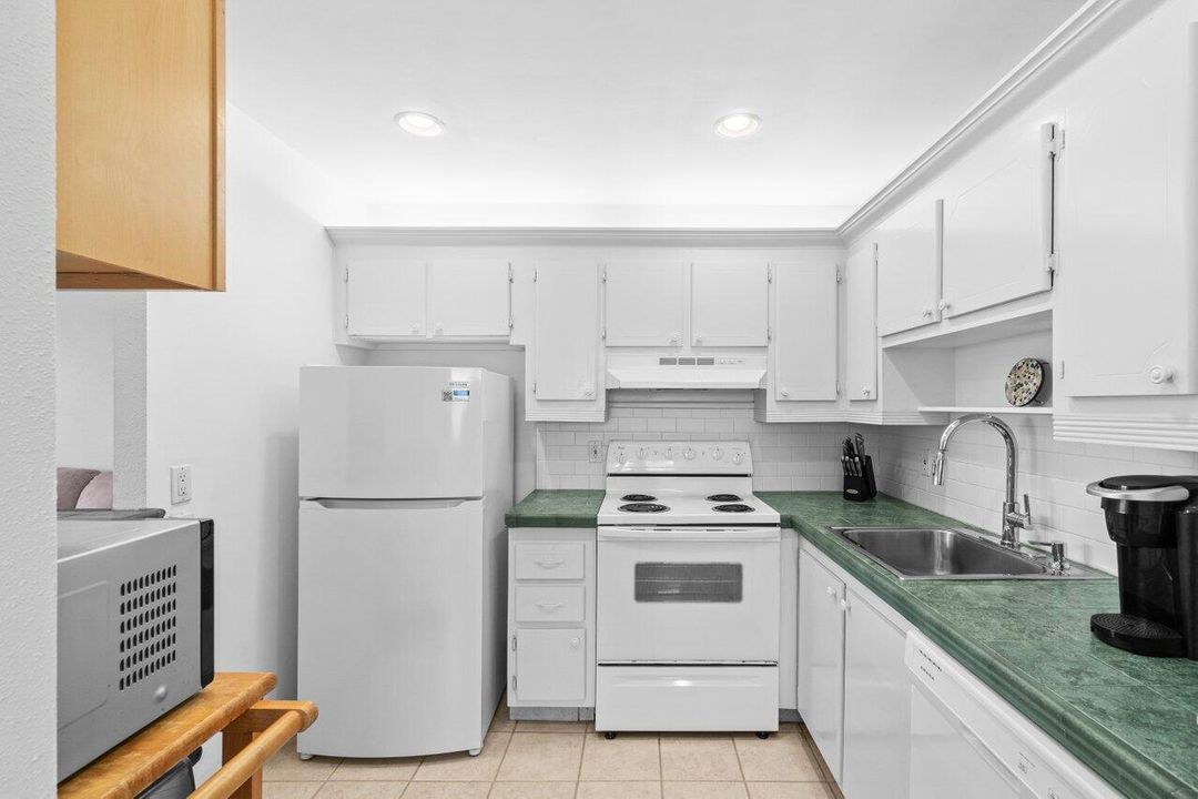 For Sale: $75,000 (1 beds, 1 baths, 720 Square Feet)