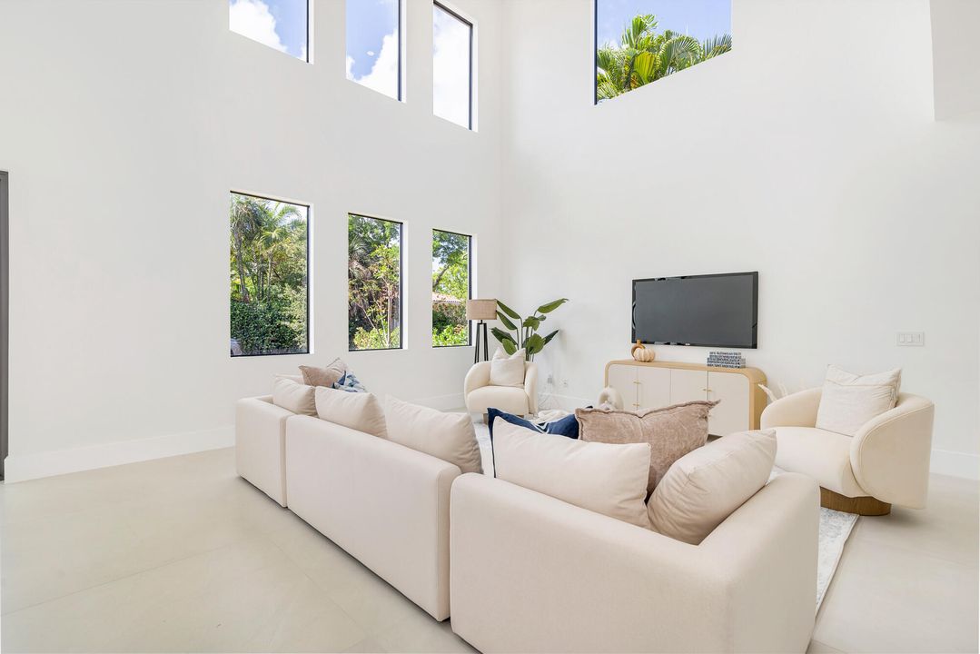 Activo con contrato: $2,800,000 (4 camas, 5 baños, 3133 Pies cuadrados)