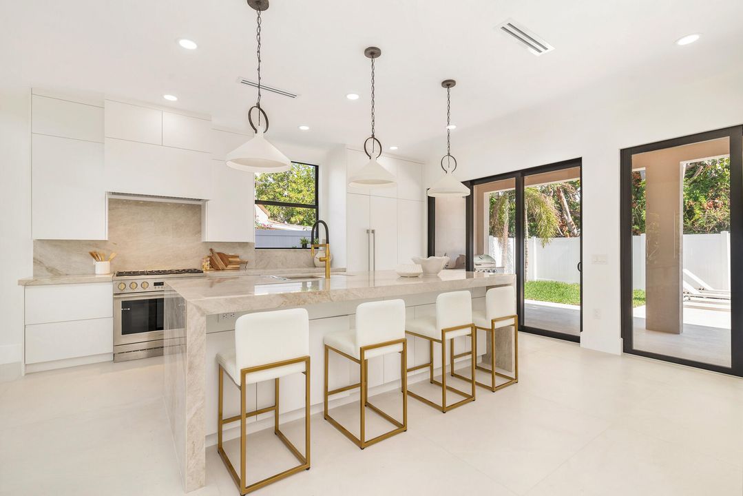 Activo con contrato: $2,800,000 (4 camas, 5 baños, 3133 Pies cuadrados)