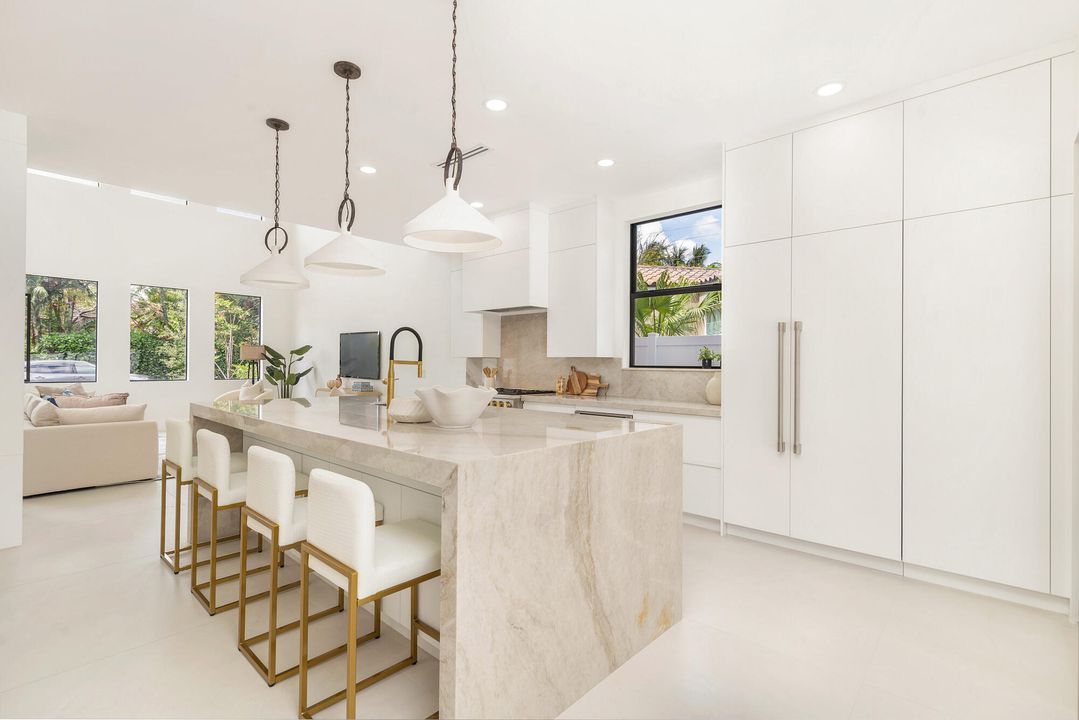 Activo con contrato: $2,800,000 (4 camas, 5 baños, 3133 Pies cuadrados)