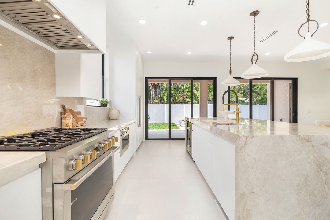 Activo con contrato: $2,800,000 (4 camas, 5 baños, 3133 Pies cuadrados)