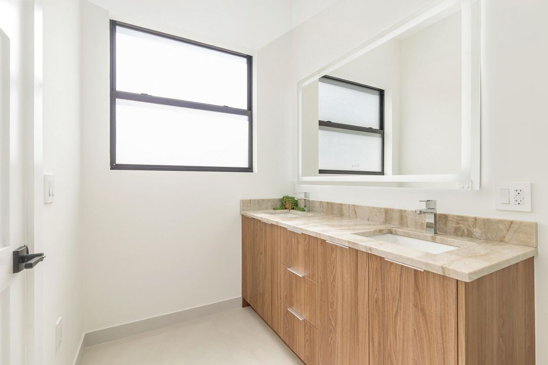 Activo con contrato: $2,800,000 (4 camas, 5 baños, 3133 Pies cuadrados)