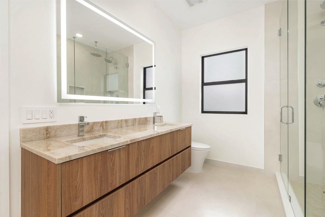 Activo con contrato: $2,800,000 (4 camas, 5 baños, 3133 Pies cuadrados)