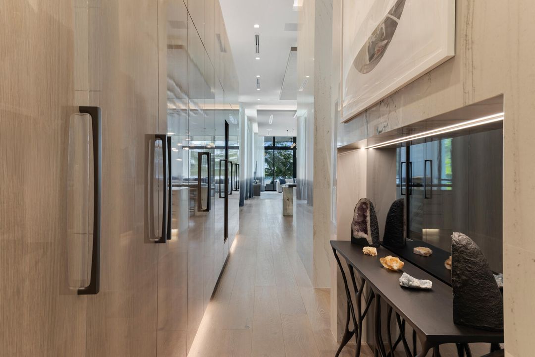 合同活跃: $84,888,000 (6 贝兹, 9 浴室, 16582 平方英尺)