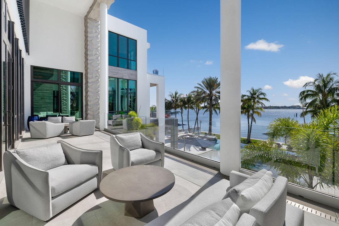 合同活跃: $84,888,000 (6 贝兹, 9 浴室, 16582 平方英尺)