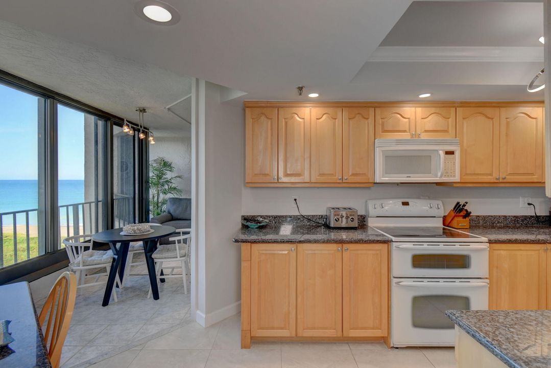 For Sale: $650,000 (2 beds, 2 baths, 1297 Square Feet)