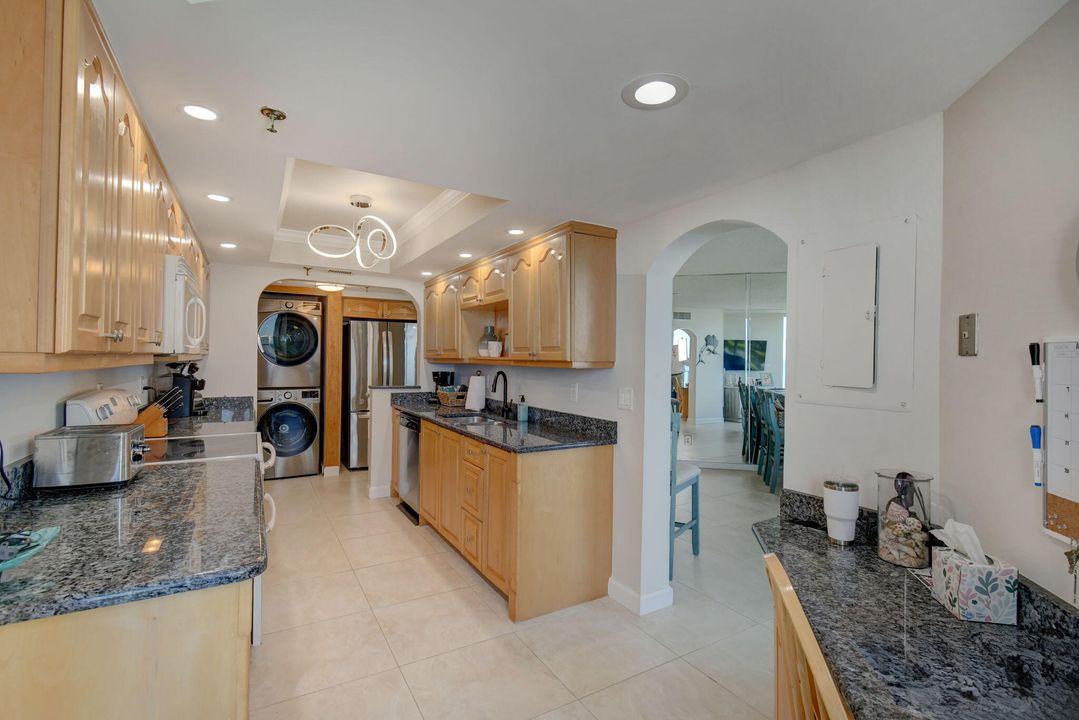 For Sale: $650,000 (2 beds, 2 baths, 1297 Square Feet)