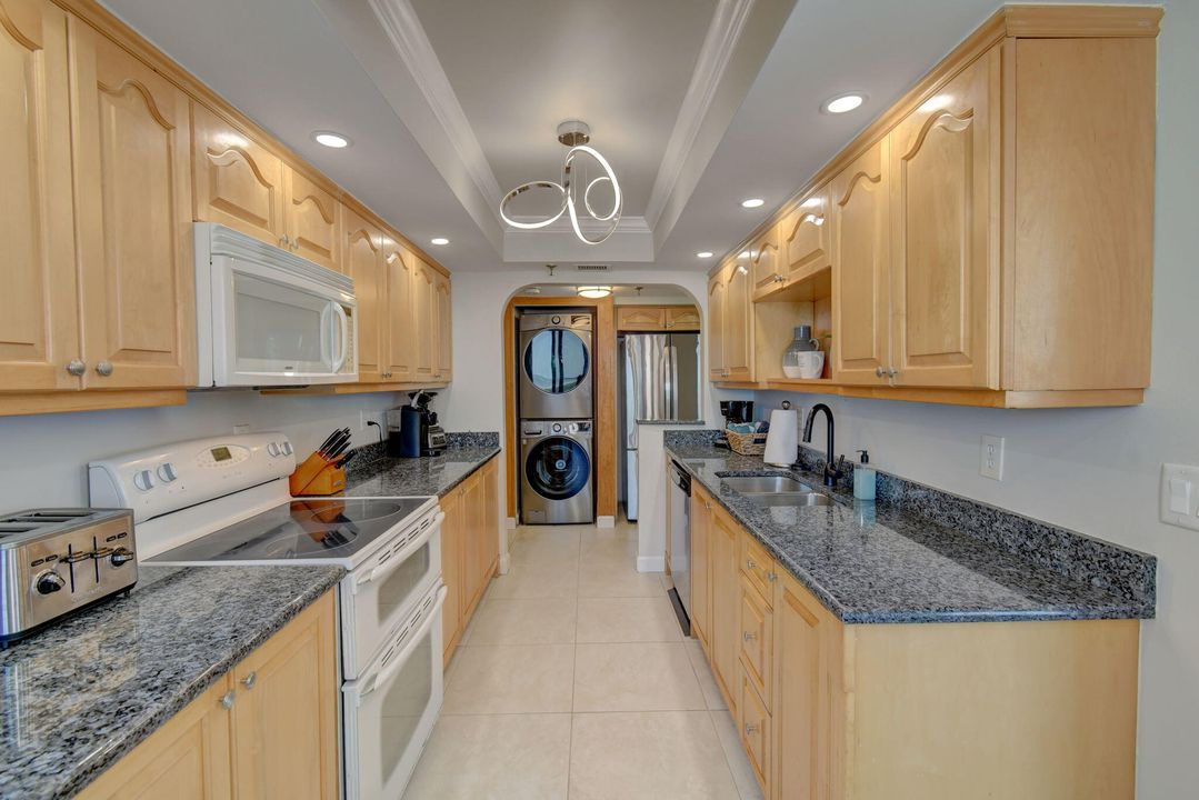 For Sale: $650,000 (2 beds, 2 baths, 1297 Square Feet)